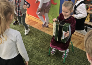 Dzieci bawią się przy dźwiękach akordeonu